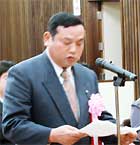 謝辞を述べる高山登さん