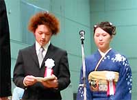新成人の言葉を述べる鷲津さんと鶴巻さん