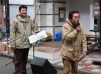 あいさつする大久保実行委員長