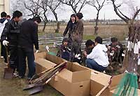 苗木に名札をつける卒業生
