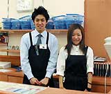 関伸明フロアリーダー(左)とスタッフ