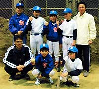 団員と指導者、後列右が遠藤順一会長