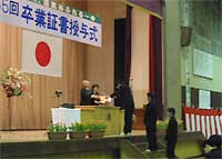 卒業生は一人ずつ登壇