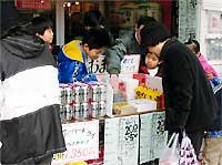 子どもたちが売り子役のプチ商店街
