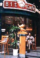 ビットカフェ新宿店の店頭に飾られたオブジェ
