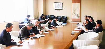 行政、議会、住民から選出された委員合わせて12人が初顔合わせ