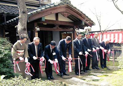 丸井今井邸玄関前で行ったテープカット