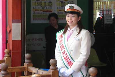 初仕事で改札に立つ吉儀マミ第15代観光駅長
