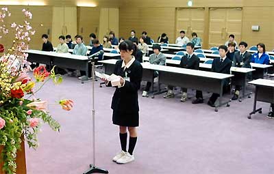 平成14年度新規学卒就職者歓迎会で就職者の言葉を述べる鈴木綾さん