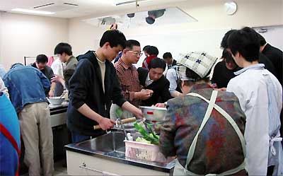 三条中国友好市民の会が開いた中国・鄂州市からの研修生を講師に中国料理の講習会