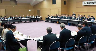第1回県央東部合併研究会で会長を目黒剛(株)新潟ティーエルオー取締役に決まる