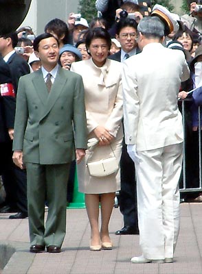 JR燕三条駅にお着きになった皇太子ご夫妻