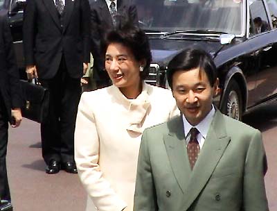 三条・燕地域リサーチコアに到着された皇太子ご夫妻