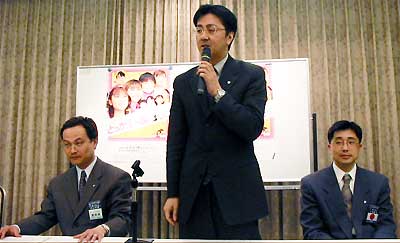 発表する山田真一理事長(中央)、内山和彦地域ネットワーク創造委員長(左)