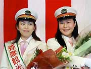 左が第15代、右が第14代駅長