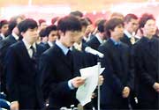 入学生代表で宣誓する高橋利英さん