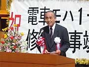 あいさつする小池清彦加茂市長