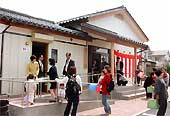 さっそくセンター内を見学する住民