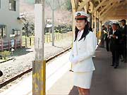 最後の仕事、列車を見送る山本前観光駅長