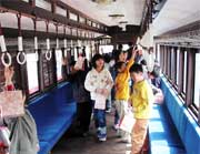 車内を観覧する児童