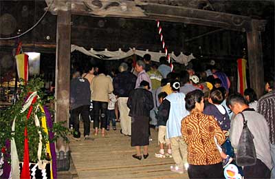 拝殿にも行列ができた八幡宮の宵宮