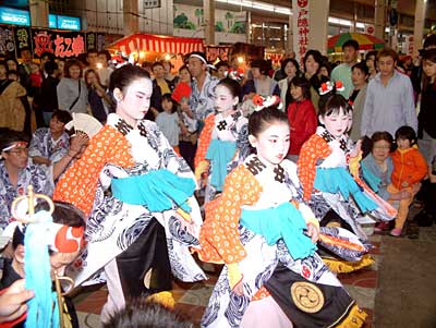 店が狭いので店の前で踊りを披露するおたまさん