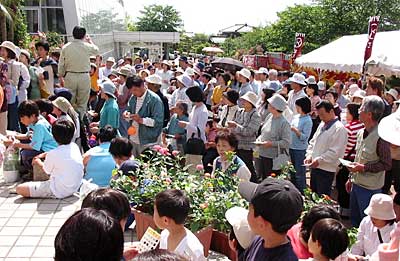 200人近くが参加して盛り上がったビンゴゲーム
