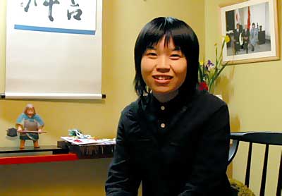 版画部門で県展賞に輝いた鶴巻貴子さん