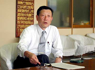 記者会見する高橋一夫三条市長