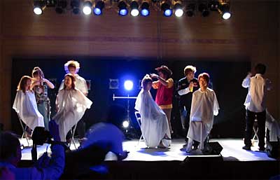 三条理容組合青年部が開いた「HAIR REVORUTION 2002」