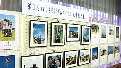 三条郵便局ロビーに展示されている第19回三条凧合戦写真コンテストの入賞作品