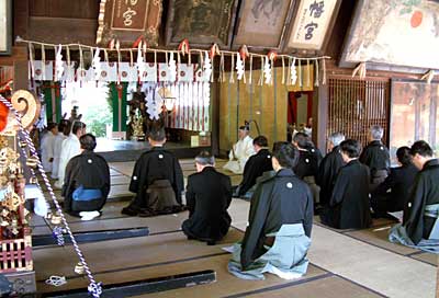 八幡宮拝殿で行われた春季例大祭の神事