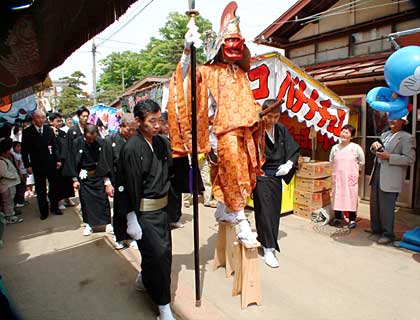 八幡宮を出発、参道を進む天狗