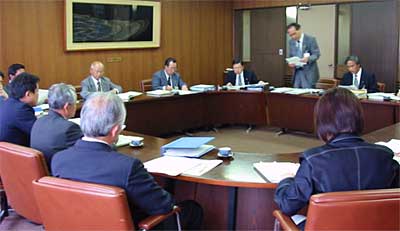 1日、燕市で開かれた県央東部合併研究会燕選出委員の打合せ会