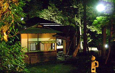 ライトアップされた楽山亭