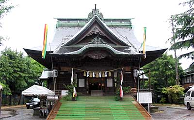 雨に濡れて祭りを待つ燕戸隠神社