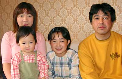 いちばん右が父成弘さん、隣が里佳さん、それに母といとこ