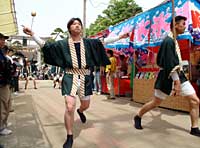 大名行列の先頭は先供
