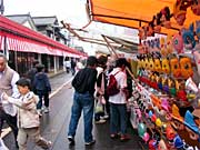 子どもたちを集める露店