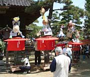 次々と運び込まれる傘鉾