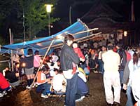 参拝でにぎわう戸隠神社境内