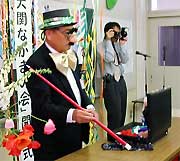 マジックを披露する登石教育長