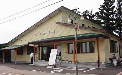 竣工した西燕児童館の外観