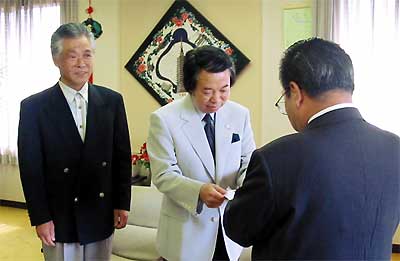 左から新潟県燕理容組合の村上昭司総務部長、田中幸雄代表、高橋甚一燕市長
