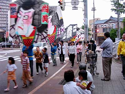 三条凧合戦を前に行われた前夜祭凧パレード