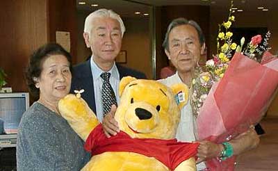 中央の佐藤下田村長を囲んで記念撮影の番場さん夫婦