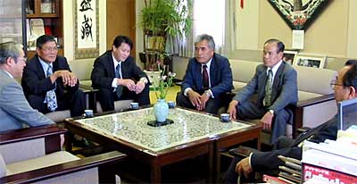 燕市に7万5000円余りを寄付した館野地蔵尊保存会、左から5人目が湯川会長