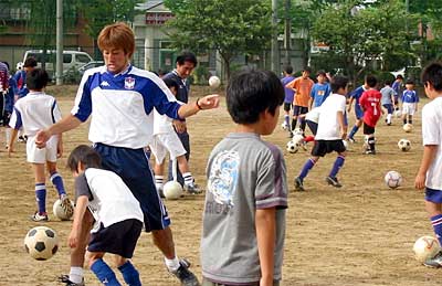 三条中央ライオンズクラブ主催で開かれたアルビレックス新潟小学生サッカー教室