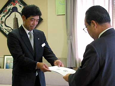 高橋市長に目録を手渡す室星東北電力(株)三条営業所長