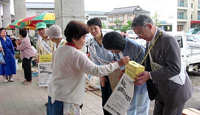 二七の定期市で街頭募金
